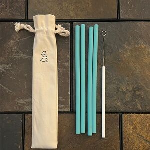 NWOT-Grove Collaborative Silicone Straw Set with Brush and Storage Bag- EUC
